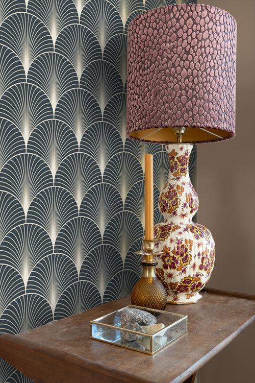 ESTAhome behang art deco motief donkerblauw en goud - 53 cm x 10.05 m - 139231