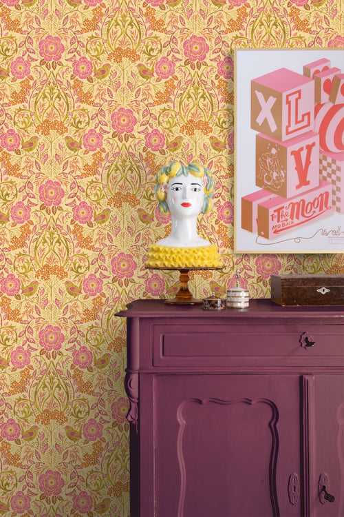 ESTAhome behang bloemen en vogels in art nouveau stijl geel en fuchsia roze - 50 x 900 cm - 131728