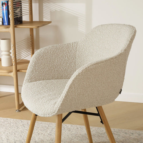 Nolon Nena-Mare Eetkamerstoel Bouclé Beige - Armleuning - Houten Poten - vtwonen shop