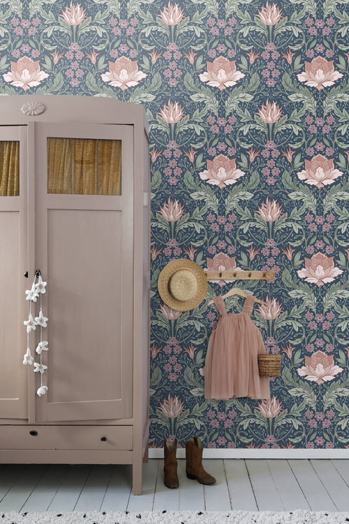 ESTAhome behang vintage bloemen in art nouveau stijl blauw, groen en terracotta roze - 50 x 900 cm - 131083 - vtwonen shop