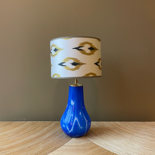 Madame Garage Tafellamp Vintage Blue Waves met White Flame Silk Ikat Lampenkap - vtwonen shop