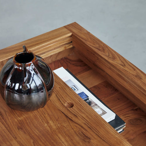 Salontafel Nomi is gemaakt van mangohout in de kleur bruin en heeft een Salontafel Nomi is gemaakt van mangohout in de kleur bruin en heeft een