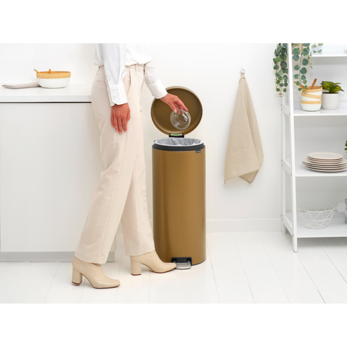 Brabantia NewIcon Pedaalemmer, 30 liter, kunststof binnenemmer - Warm Brass