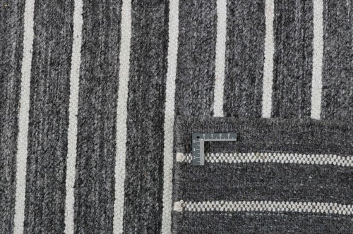 Laagpolig vloerkleed MOMO Rugs Nouveau Stripes Dark Grey 140x200 cm - vtwonen shop