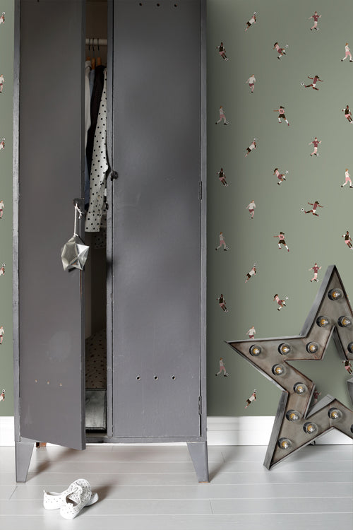 ESTAhome behang voetbalspeelsters vergrijsd groen - 50 x 900 cm - 131281 - vtwonen shop