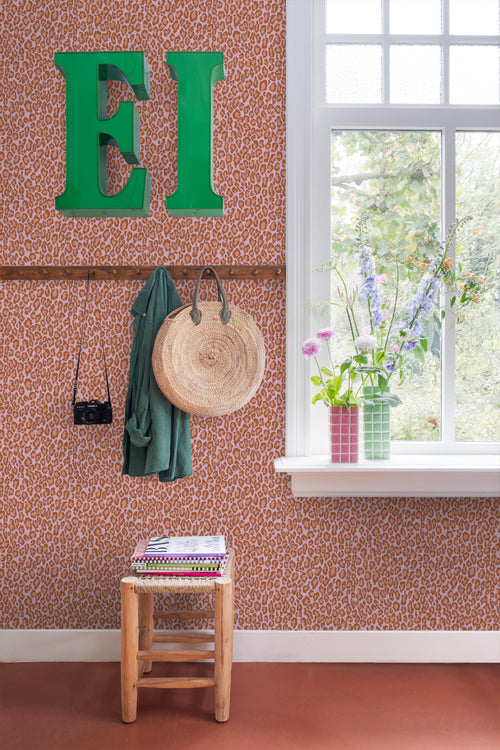ESTAhome behang panterprint terracotta en lila paars - 53 cm x 10.05 m - 131402 - vtwonen shop