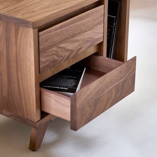 Tikamoon Nachtkastje van massief notenhout - Bruin - vtwonen shop