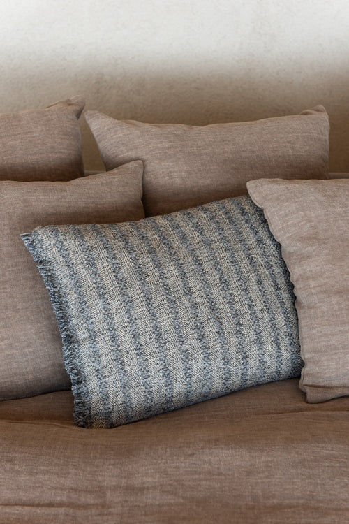 J-Line kussen Tweekleurig Weefsel + Franjes - katoen - wit/blauw - vtwonen shop