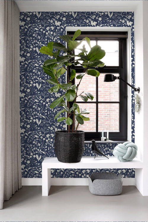 ESTAhome behang veldbloemen donkerblauw - 50 x 900 cm - 139441 - vtwonen shop