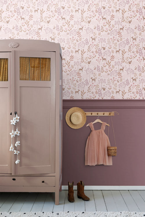 ESTAhome behang bos met bosdieren licht roze en paars - 50 x 900 cm - 131796