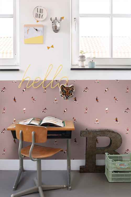 ESTAhome behang voetbalspeelsters terracotta roze - 50 x 900 cm - 131284 - vtwonen shop