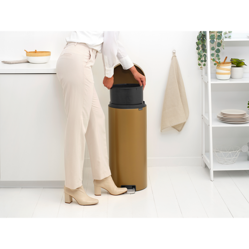 NewIcon pedaalemmer 30 liter met kunststof binnenemmer - Warm Brass - vtwonen shop