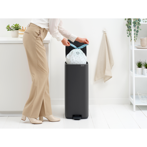 Brabantia Bo Pedaalemmer, 30 liter, stil sluitend, kunststof binnenemmer - Mineral Infinite Grey