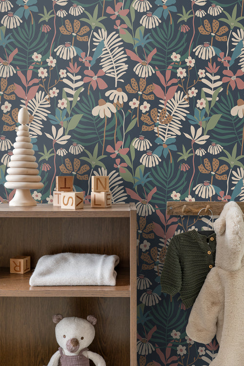 ESTAhome behang tropische bladeren en bloemen donkerblauw en meerkleurig - 50 x 900 cm - 130999 - vtwonen shop