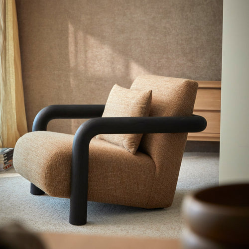 Tikamoon Lage fauteuil in massief mindihout en bruine stof - Lichtbruin