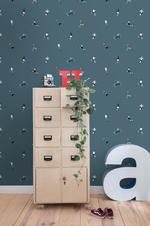 ESTAhome behang voetbalspelers donkerblauw - 50 x 900 cm - 131278 - vtwonen shop