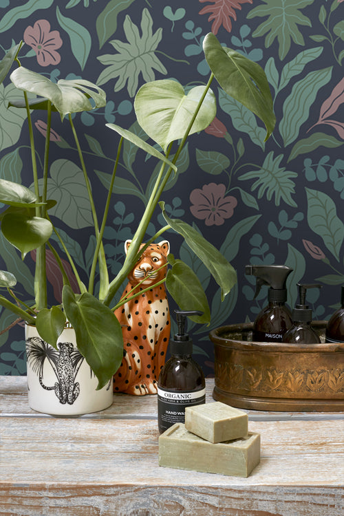 ESTAhome behang bladeren en bloemen donkerblauw, groen en roze - 50 x 900 cm - 131054 - vtwonen shop