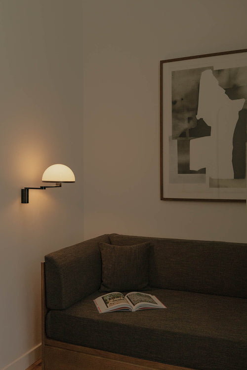 Faro Dome Verstelbare wandlamp met koepel, satijnzwart, glanzend witte kap, E27 fitting.