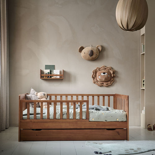 Petite Amélie Bedlade Plume – Walnoot – 70x140 cm – Verrijdbaar op wieltjes - Makkelijk te openen door uitsparingen - vtwonen shop