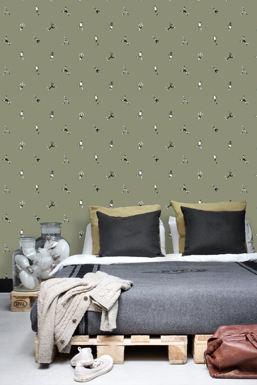 ESTAhome behang voetbalspelers olijfgroen - 50 x 900 cm - 131277 - vtwonen shop